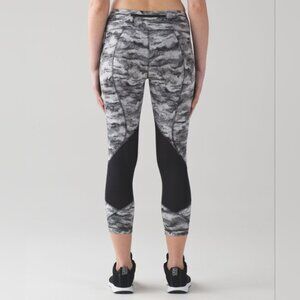 Lululemon Pace Rival Crop (22")Power Luxtreme Hazy Days Black White / Black